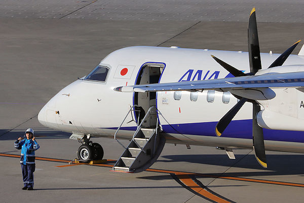 ANA DHC-8-400(JA855A)
