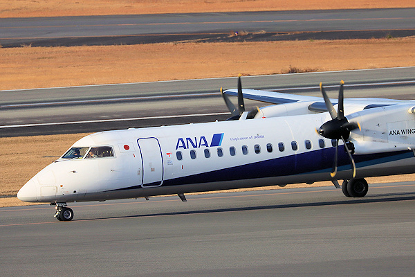 ANA DHC-8-400（JA842A)