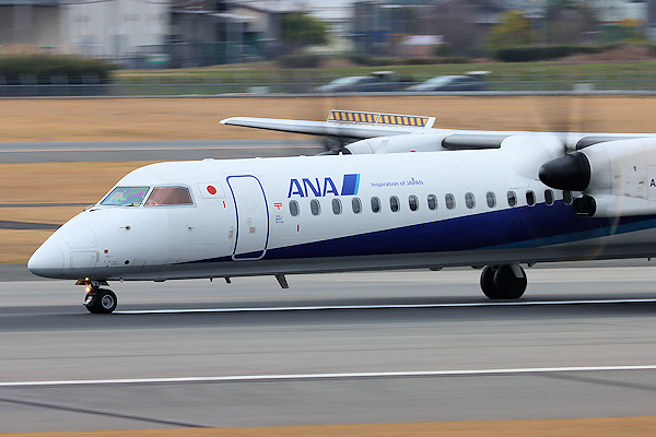ANA DHC-8-400（JA842A)
