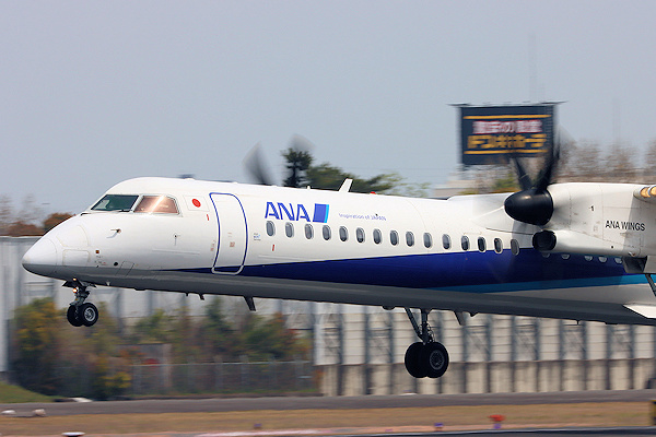 ANA DHC-8-400（JA854A）
