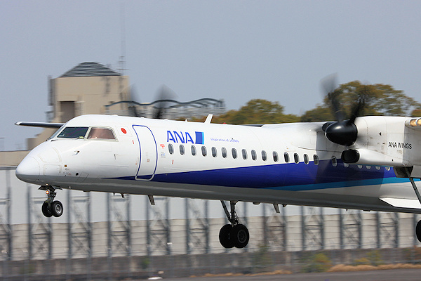 ANA DHC-8-400（JA853A)