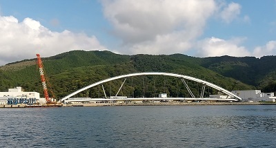 女川港内で組み立て中の出島架橋