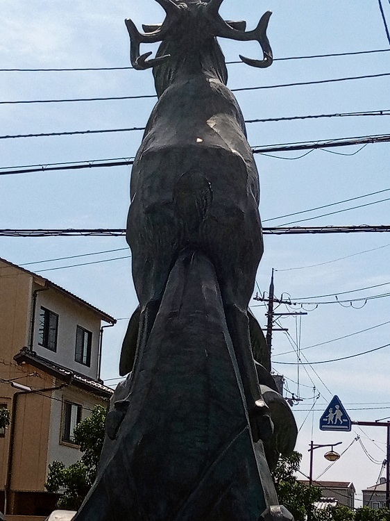 鹿彫像