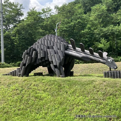 三笠市立博物館（北海道 三笠市）【こんなところで恐竜発見！】　プラ擬木恐竜遊具・ノドサウルス