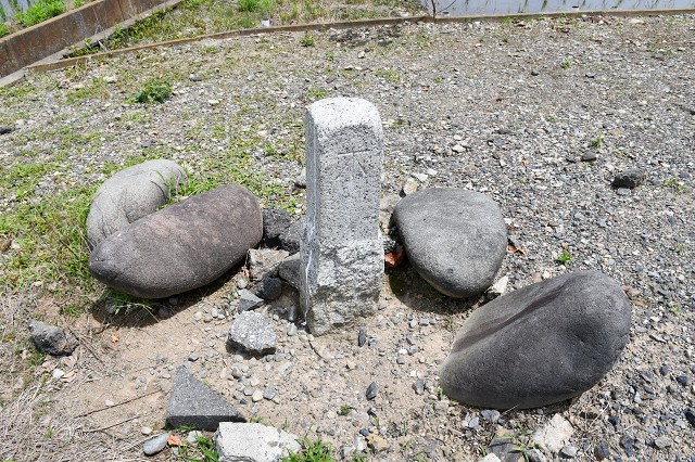 上大増新田　香取神社几号水準点の周りの石