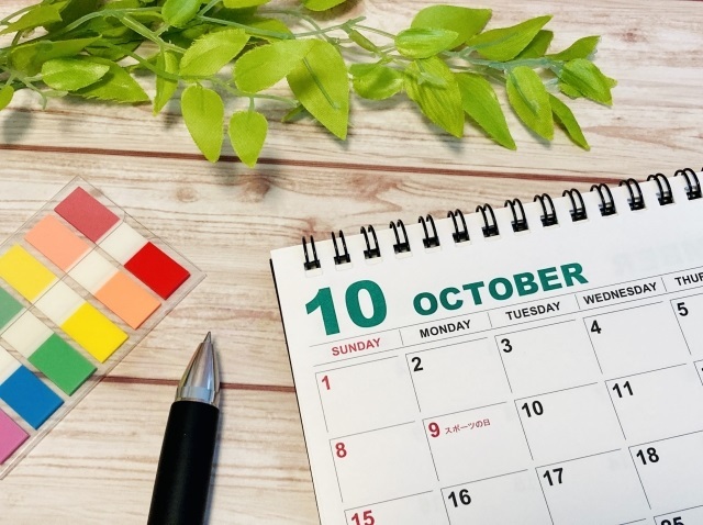10月のカレンダーとカラフルな付箋